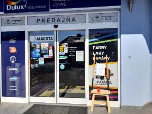 Farby-laky Zvolen - Lonas - vchod do predajne 2